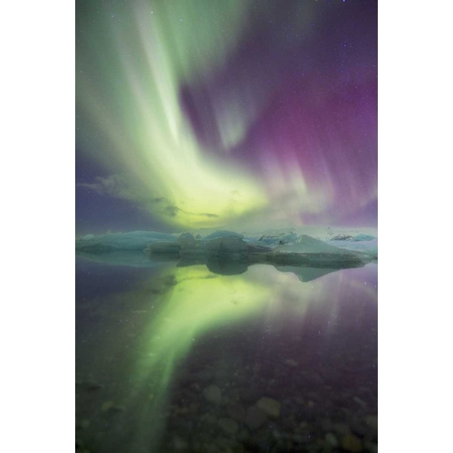 Iceland, Jokulsarlon Aurora lights over a lagoon